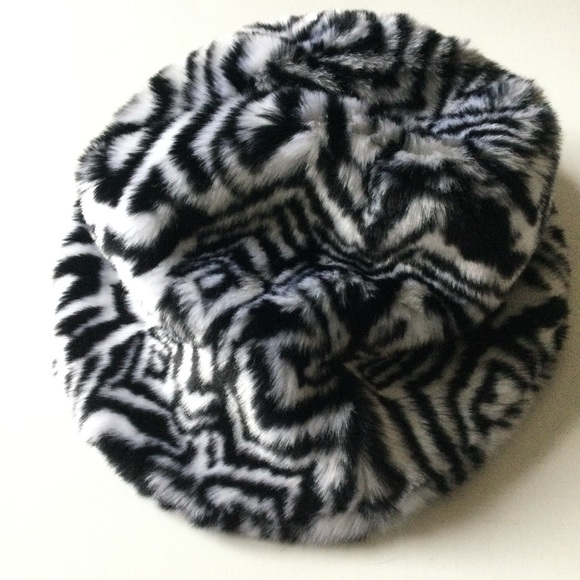 LITA BY CIARA SAFARI PRINT FAUX FUR BUCKET HAT BLACK WHITE OS NWOT main image 8